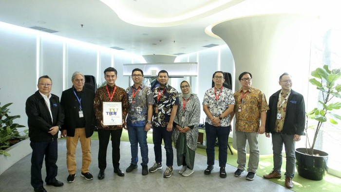 DCI Raih Penghargaan TCOS Uptime Institute PT DCI Indonesia Tbk (DCI) meraih penghargaan Tier IV Gold Certification of Operational Sustainability (TCOS) dari Uptime Institute. Begini momennya.