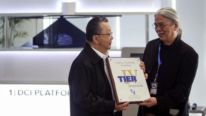 PT DCI Indonesia Tbk (DCI) meraih penghargaan Tier IV Gold Certification of Operational Sustainability (TCOS) dari Uptime Institute. Begini momennya.