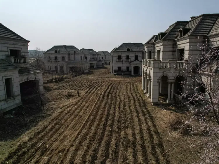Potret Deretan Rumah Mewah Gaya Eropa yang Jadi Kompleks Hantu di China
