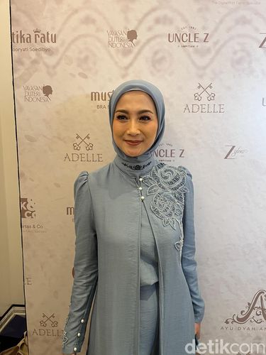 Foto Desy Ratnasari usai catwalk membawakan baju rancangan Ayu Dyah Andari.