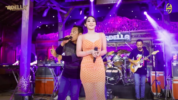 Lagu Bojo Biduan sedang trending di YouTube Music. Salah satunya dinyanyikan oleh Difarina Indra Adella.