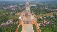 Adapun total panjang mainroad jalan tol ini adalah 36,6 km, pekerjaan konstruksi jalan tol terus dilanjutkan dengan berbagai strategi seperti mengupayakan metode kerja yang efektif dan efisien, serta penggunaan digitalisasi konstruksi. Digitalisasi konstruksi yang digunakan dalam pelaksanaan pekerjaan proyek ini juga beragam mulai dari desain yang menggunakan Building Information Modelling (BIM) dan Light Detection and Ranging (LIDAR), hingga dalam pengerjaan tanahnya menggunakan salah satu teknologi yang paling mutakhir yakni Kolom Grout Modular (KGM) atau perbaikan tanah meliputi proses  pengeboran lapisan tanah dan menginjeksi pasta beton sebagai penyalur beban ke lapisan tanah keras di bawahnya.