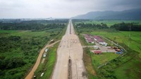 Menariknya, pembangunan jalan tol yang melewati berbagai jenis jalur seperti jalan lintas antar kota, jalan desa, hingga jalur perlintasan kereta api ini akan dilengkapi sejumlah fasilitas struktur diantaranya jembatan under bridge atau underpass.  