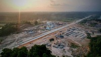 Jalan tol ini nantinya akan dilengkapi bangunan persilangan seperti underpass sebanyak 14 buah. Adapun untuk ruas yang melewati perlintasan kereta api jalur Bandara Internasional Minangkabau – Kayu Tanami ini dibangun 4 (empat) buah underpass.  
