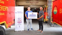 Tahun ini, kebakaran hutan dan lahan (karhutla) kembali terjadi di Provinsi Kalimantan Barat, tepatnya di Kabupaten Kubu Raya, Kecamatan Sungai Raya dan Rasau Jaya dengan total kebakaran lahan seluas ± 53 Ha. Nestlé BEAR BRAND mendonasikan masker bagi petugas Pemadam Kebakaran Kalimantan Barat untuk mendukung upaya penanggulangan bencana Karhutla.
