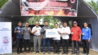 Area Sales Manager Pontianak PT Nestle Indonesia Pontianak Luthfi Syafiq bersama dengan Project Manager Adult Dairy PT Nestlé Indonesia Indra Reza Wijawa, melakukan penyerahan donasi produk Nestlé BEAR BRAND dan masker kepada Kepala Pelaksana BPBD Kabupaten Kubu Raya H.Mustafa.SH.MH, didampingi oleh Kepala Bidang Pemadam Kebakaran Kabupaten Kubu Raya Sulistiono, Ketua Asosiasi Pemadam Kebakaran Swasta Kubu Raya Ahok Anking beserta jajaran BPBD (Badan Penanggulanan Bencana Daerah) Kabupaten Kubu Raya di Pos Komado Penanggulanan Kebakaran Hutan dan Lahan Kabupaten Kubu Raya. 