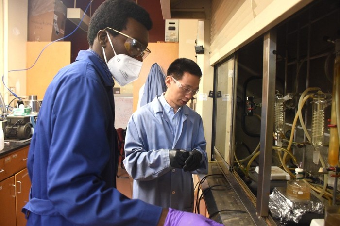 Eric Munyaneza dan Guoliang “Greg” Liu (kanan) menyiapkan material plastik untuk diolah menjadi sabun.