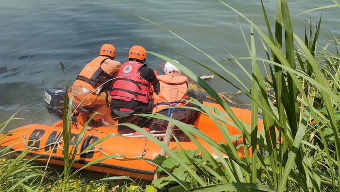 Evakuasi korban yang ditemukan tewas di Sungai Brantas Jombang
