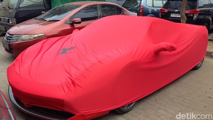 Ferrari milik Dadang bos skincare Palembang yang kini ditutupi cover di Polrestabes Palembang.