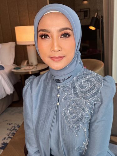 Foto Desy Ratnasari, awet muda memasuki usia 50 tahun.