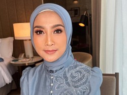 7 Potret Desy Ratnasari yang Menolak Tua di Usia Setengah Abad