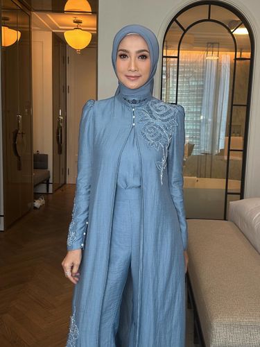 Foto Desy Ratnasari, awet muda memasuki usia 50 tahun.