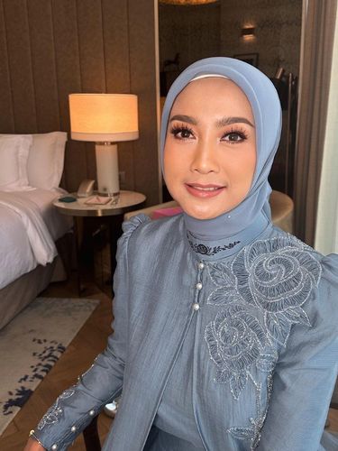 Foto Desy Ratnasari, awet muda memasuki usia 50 tahun.