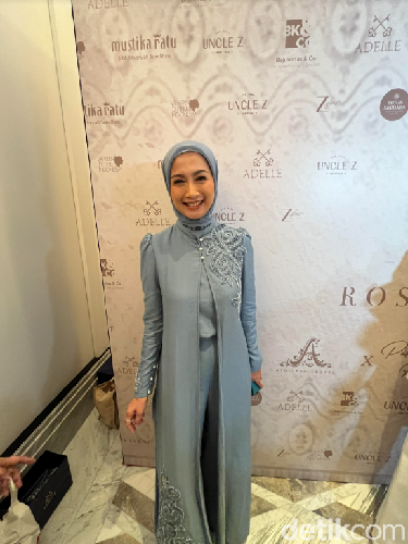 Foto Desy Ratnasari usai catwalk membawakan baju rancangan Ayu Dyah Andari.