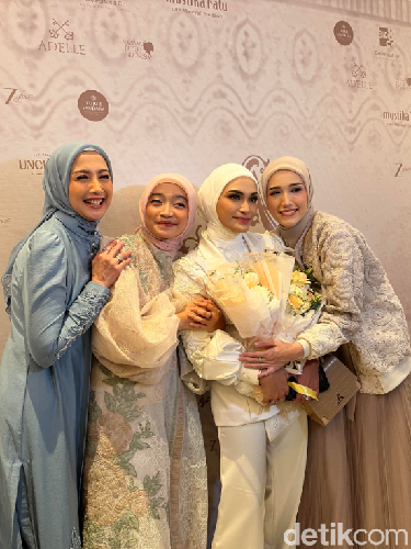 Foto Desy Ratnasari usai catwalk membawakan baju rancangan Ayu Dyah Andari.