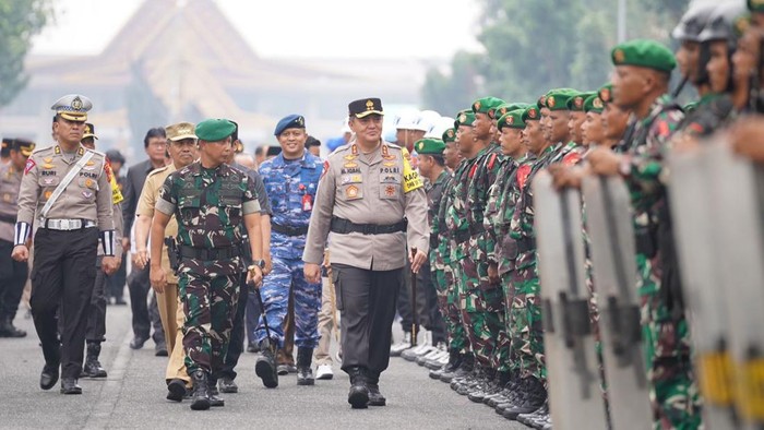 Foto: Kapolda Riau cek personel sebelum simulasi Sispamkota di Pekanbaru. (Istimewa).