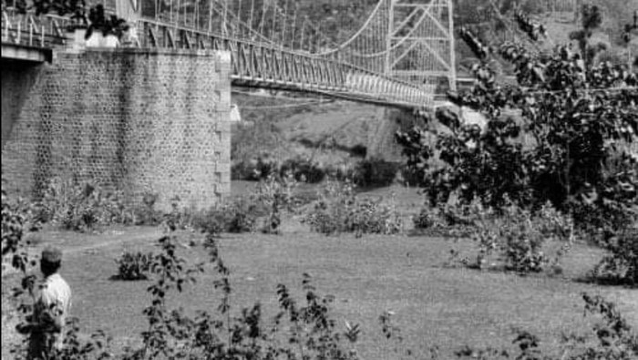 Foto lawas Jembatan Kuning Bagbagan atau Kabelbrug Tjimandiri yang dibangun Belanda.