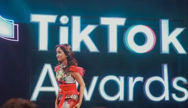 Sama-sama hadir di acara TikTok Awards, Fuji dan Aaliyah sempat sepanggung. Ketika Aaliyah membacakan nominasi Celebrity of The Year, Fuji lah yang menjadi pemenang nominasi tersebut. Foto: Instagram/fuji_an
