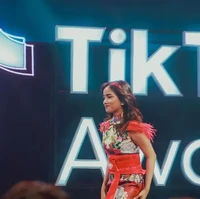 Sama-sama hadir di acara TikTok Awards, Fuji dan Aaliyah sempat sepanggung. Ketika Aaliyah membacakan nominasi Celebrity of The Year, Fuji lah yang menjadi pemenang nominasi tersebut. Foto: Instagram/fuji_an