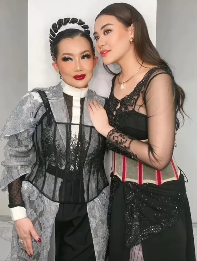 Aaliyah tampil mengenakan busana berwarna hitam. Tampil simpel, rambut panjangnya hanya dibiarkan terurai dan dibuat bergelombang. Foto: Instagram/aliyahthariq