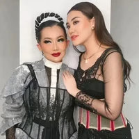 Aaliyah tampil mengenakan busana berwarna hitam. Tampil simpel, rambut panjangnya hanya dibiarkan terurai dan dibuat bergelombang. Foto: Instagram/aliyahthariq