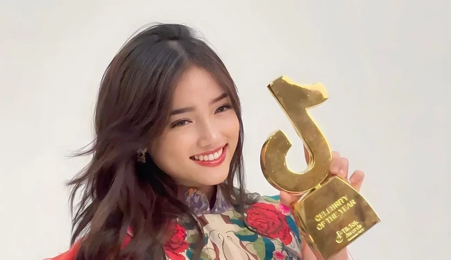 Sementara Fuji tampil mengenakan dress merah kerah shanghai. Penampilannya juga terlihat simpel dengan rambut yang dibiarkan terurai. Foto: Instagram/fuji_an