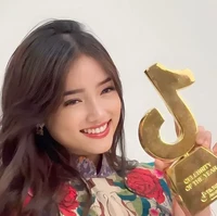 Sementara Fuji tampil mengenakan dress merah kerah shanghai. Penampilannya juga terlihat simpel dengan rambut yang dibiarkan terurai. Foto: Instagram/fuji_an