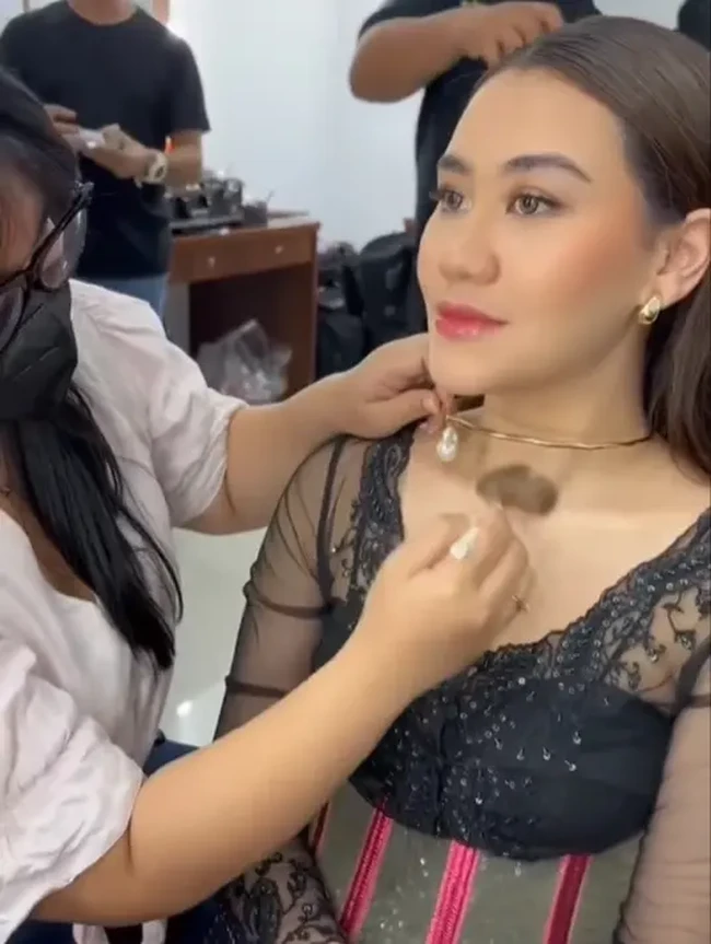 Untuk mempercantik penampilannya Aaliyah menambahkan aksesori seperti kalung dan anting. Riasan wajahnya juga dibuat natural glam dengan lipstik berwarna merah muda. Foto: Instagram/aliyahthariq