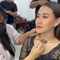 Untuk mempercantik penampilannya Aaliyah menambahkan aksesori seperti kalung dan anting. Riasan wajahnya juga dibuat natural glam dengan lipstik berwarna merah muda. Foto: Instagram/aliyahthariq