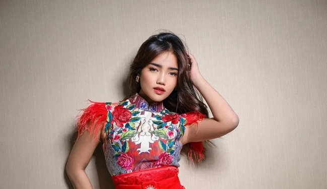 Fuji juga memilih riasan natural yang tak berlebihan. Sama-sama tampil cantik, Fuji dan Aaliyah memiliki pesonanya masing-masing. Foto: Instagram/fuji_an