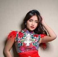 Fuji juga memilih riasan natural yang tak berlebihan. Sama-sama tampil cantik, Fuji dan Aaliyah memiliki pesonanya masing-masing. Foto: Instagram/fuji_an