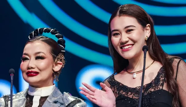 Bersama ibunya, Reza Artamevia, Aaliyah tampak hadir di acara TikTok Awards. Aaliyah dan Reza tampil di atas panggung sebagai salah satu pembaca nominasi. Foto: Instagram/aliyahthariq