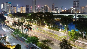 Menggunaka mode pro untuk mengambil long exposure.  Foto: Adi Fida Rahman/detikINET