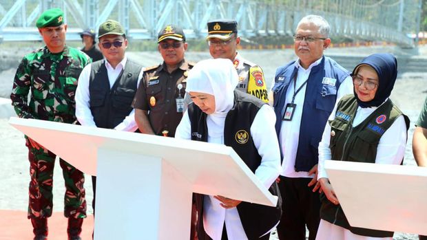 Gubernur Jatim Khofifah Indar Parawansa saat meresmikan Jembatan Kaliregoyo, Lumajang.