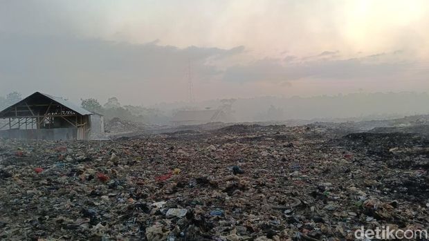 Gunungan sampah di Tempat Pembuangan Akhir (TPA) Alak, Kota Kupang, Nusa Tenggara Timur (NTT), terbakar sejak Jumat (13/10/2023).