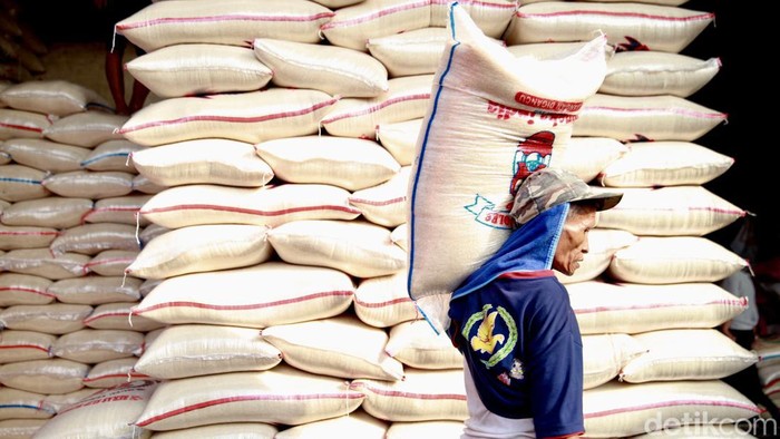 Harga Beras Merangkak Naik Pekerja melakukan aktivitas di Pasar Induk Beras Cipinang, Jakarta, Selasa (17/10/2023). Panel Harga Badan Pangan mencatat, harga beras hari ini, Selasa (17/10/2023) naik Rp 40 jadi Rp 13.210 per kg beras medium. Dan, naik Rp 20 ke Rp 14.970 per kg beras premium. Data diakses pukul 12.47 WIB.