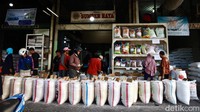Dalam pemeriksaan lapangan, penghitungan stok beras ditemukan hanya bersumber dari laporan toko tanpa verifikasi langsung ke gudang. Chelsea Olivia Daffa/detikcom