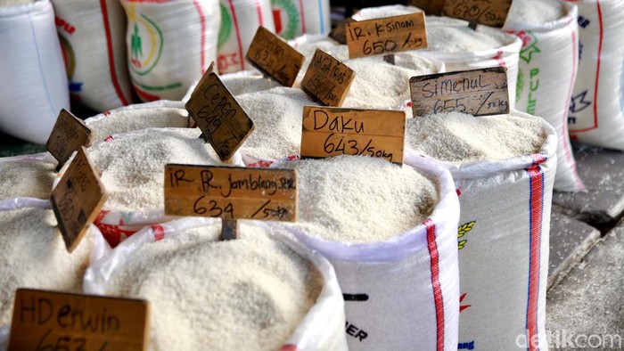 Pekerja melakukan aktivitas di Pasar Induk Beras Cipinang, Jakarta, Selasa (17/10/2023). Panel Harga Badan Pangan mencatat, harga beras hari ini, Selasa (17/10/2023) naik Rp 40 jadi Rp 13.210 per kg beras medium. Dan, naik Rp 20 ke Rp 14.970 per kg beras premium. Data diakses pukul 12.47 WIB.