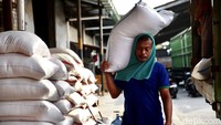 Pekerja melakukan aktivitas bongkar muat beras di Pasar Induk Beras Cipinang, Jakarta, Selasa (17/10/2023).  