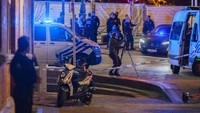 Polisi dan inspektur bekerja di area tempat terjadinya penembakan di pusat kota Brussel, Senin (16/10/2023). Polisi Belgia mengatakan dua orang tewas di pusat kota Brussel setelah beberapa kali tembakan dilepaskan. AP/Nicolas Landemard
