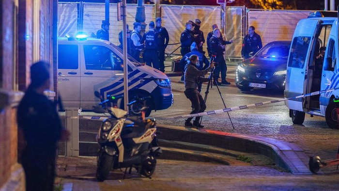 Horor Penembakan 2 Warga Swedia di Brussel Police and inspectors work in an area where a shooting took place in the center of Brussels, Monday, Oct. 16, 2023. Belgian police say that two people are dead in central Brussels after several shots were fired. (AP Photo/Nicolas Landemard)