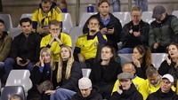 Usai kejadian itu, kepolisian Belgia meminta para suporter Swedia untuk bertahan di stadion terlebih dulu demi keamanan mereka. Pelakunya sendiri dilaporkan kabur dari tempat kejadian dan masih berkeliaran. AP/Geert Vanden Wijngaert  