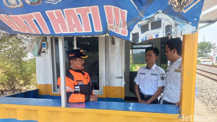 Irfak saat mendatangi lokasi pos penjagaan palang pintu di Desa Setrohadi dan memberikan peringatan kepada para penjaga.