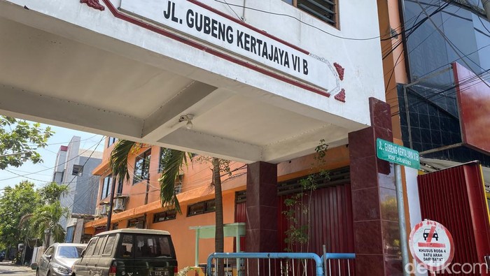 Jalan Gubeng Kertajaya Surabaya sudah dibuka usai diprotes warga gegara ditutup untuk parkir mobil Ketua RT