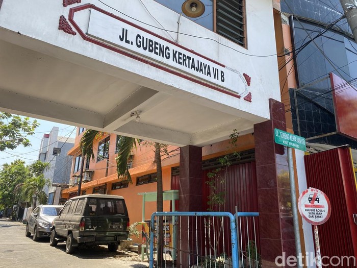 Jalan Gubeng Kertajaya Surabaya sudah dibuka usai diprotes warga gegara ditutup untuk parkir mobil Ketua RT