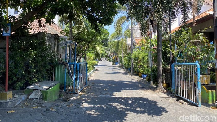 Jalan Gubeng Kertajaya Surabaya sudah dibuka usai diprotes warga gegara ditutup untuk parkir mobil Ketua RT
