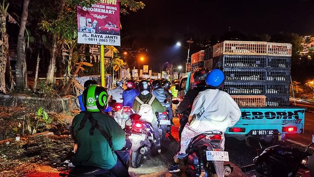 Jalur Jogja-Wonosari Patuk kembali diberlakukan buka tutup, Selasa (17/10/2023). Suasana lalin di lokasi pukul 20.40 WIB,