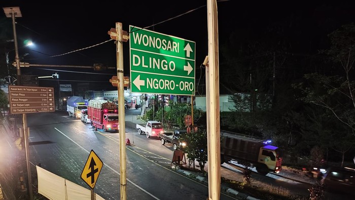 Jalur Jogja-Wonosari Patuk kembali diberlakukan buka tutup, Selasa (17/10/2023). Suasana lalin di lokasi pukul 20.40 WIB,