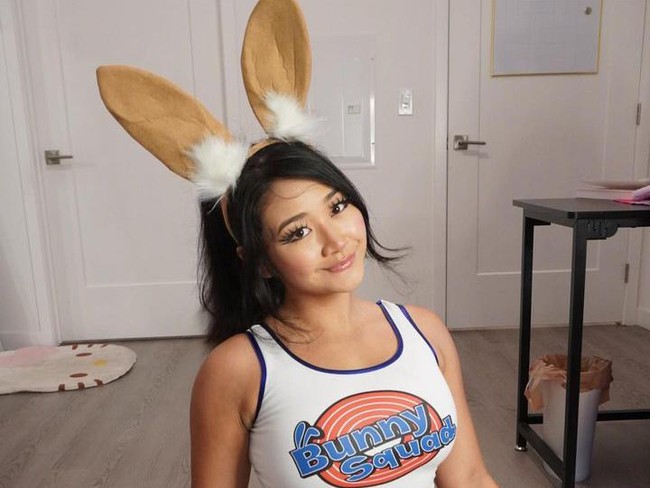 Atas pilihan kariernya yang kontroversial, Jasmine mendapat kecaman dari orang tua yang tidak setuju dengan pekerjaan itu.Cinta mereka bersyarat. Titik baliknya adalah ketika mereka memberiku ultimatum untuk memilih pekerjaanku atau menjadi bagian dari keluarga, ujarnya dilansir NY Post.Foto: Instagram