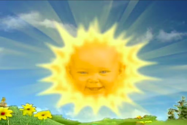 Kamu yang dulu menggemari program anak asal Inggris mungkin akan merasa semakin tua ketika tahu kabar terbaru dari si bayi matahari. Jess Smith yang dulu menggemaskan kini telah menjadi wanita dewasa dan sudah dikarunia anak pertamanya. Foto: Dok. BBC